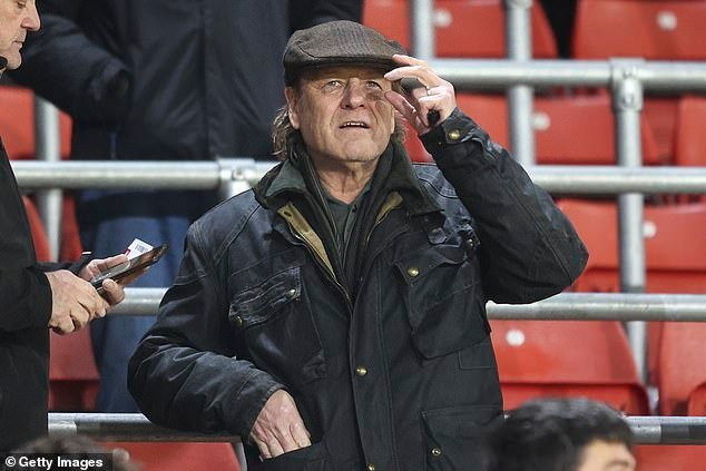 ¿Puedes identificar a la estrella de Hollywood entre la multitud en el choque por el campeonato de Southampton contra Sheffield United?