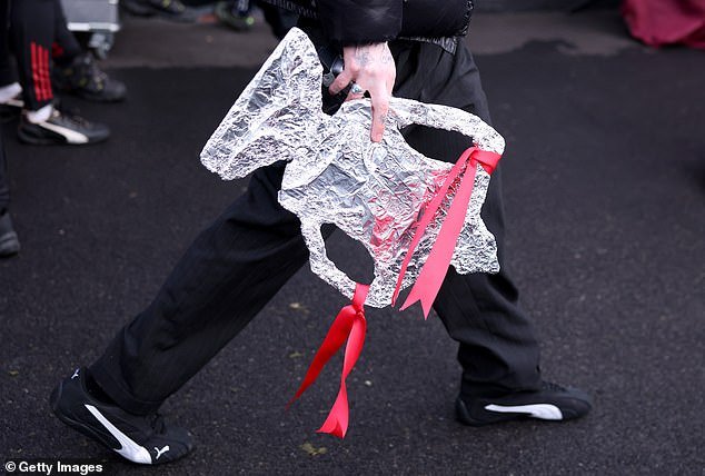 ¡Marca la Copa FA! La competición más antigua del fútbol ha encargado un himno al estilo de la Liga de Campeones para emular el revuelo europeo previo al partido.