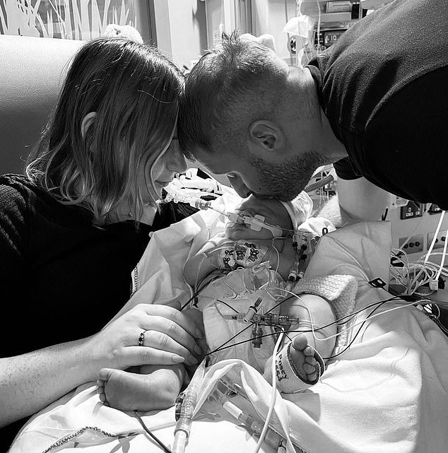 Un bebé que murió después de un parto fallido en casa mientras las parteras estaban abrumadas durante el fin de semana festivo fue víctima de “negligencia”, según una investigación