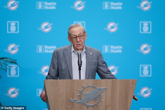 El multimillonario propietario de los Dolphins, Stephen Ross, de 85 años, parece haber olvidado el nombre de su nuevo entrenador en jefe cuando lo presentó.