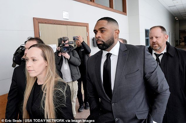 El petrificado ex entrenador de Michigan, Sherrone Moore, es acompañado en la corte por su fiel esposa por primera vez después de un escándalo amoroso.