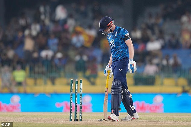 Los problemas del cricket inglés continúan después de la desastrosa serie Ashes, ya que el equipo de más de 50 años pierde el primer ODI en Sri Lanka por 19 carreras.