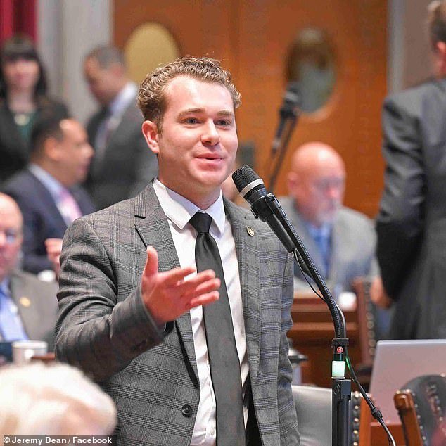 Legislador demócrata fue castigado por enviar un mensaje de texto con una vil “broma” sexual de Trump a un colega republicano durante el debate