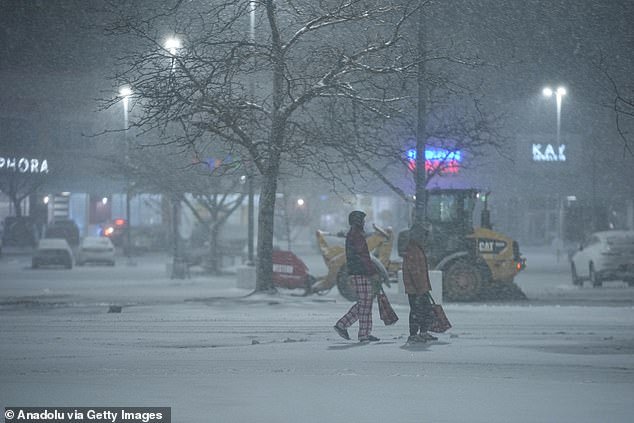 El meteorólogo advierte: “Los estadounidenses necesitan ayuda para sobrevivir a la histórica tormenta de nieve del fin de semana… y ahora se pronostican hasta 16 pulgadas de nieve para Nueva York”.