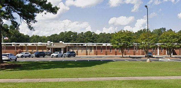 Un niño confundido se despierta en su escuela y se da cuenta de que era el único allí