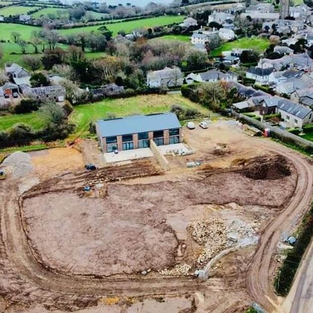 Un constructor está acusado de provocar un “apocalipsis” de planificación en un pintoresco pueblo de Cornualles después de convertir un granero en nuevas casas valoradas en £1 millón.