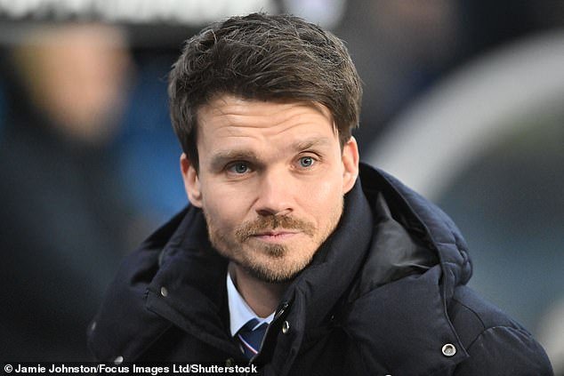 Danny Rohl apoya a la última incorporación de los Rangers para que pueda disparar desde el costado delante de la portería