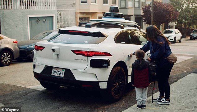 Las madres de San Francisco permiten que sus niños viajen solos en robotaxis Waymo a pesar de las reglas
