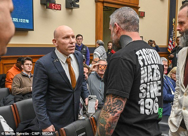 La audiencia de Jack Smith se convierte en un caos cuando un funcionario acusa a los negadores de las elecciones de “amenazar a la familia” el 6 de enero.