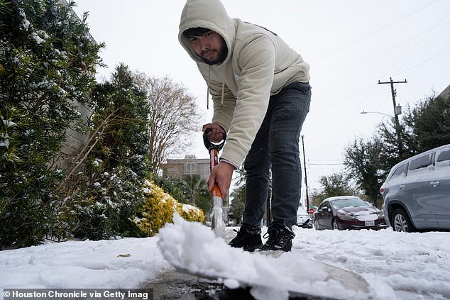 La ciudad más grande de Texas advirtió que las temperaturas caerán bajo cero durante 40 HORAS mientras el sur se prepara para una tormenta invernal histórica