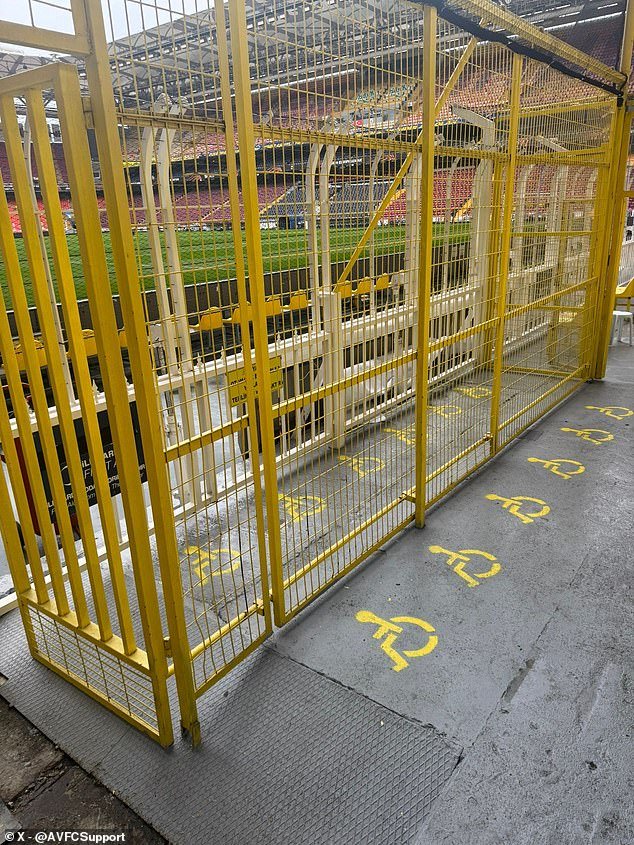 ‘Tratados como animales’: la ira de los aficionados cuando el apoyo discapacitado del Aston Villa en Turquía se ve obligado a ver el partido desde una ‘JAULA’ amarilla mientras vencen al Fenerbahce