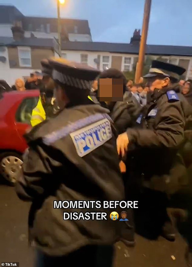 Los escolares chocan con la policía mientras el evento viral de “cita a ciegas” de TikTok se convierte en un caos después de que más de 200 adolescentes se reunieron en la calle principal del sur de Londres.