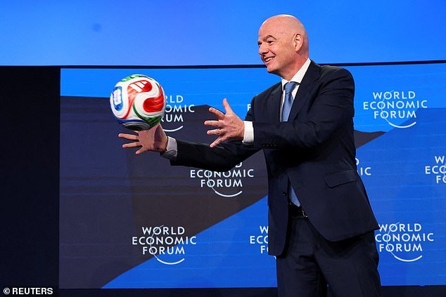 El ataque de Gianni Infantino a los aficionados ingleses en Davos fue el último chiste que falló ante el rey de la vergüenza de la FIFA… sus meteduras de pata y sus patéticos intentos de congraciarse con los políticos hacen que me avergüence del fútbol, escribe OLIVER HOLT