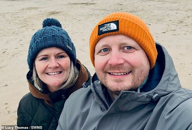 Una pareja compra la casa de sus sueños por £405,000, pero nada puede prepararlos para lo que hay debajo del piso