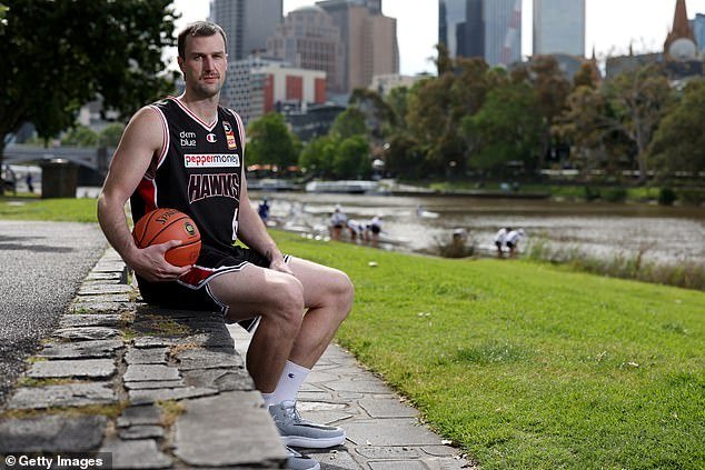 La ex estrella del baloncesto profesional se declara gay y revela los sorprendentes extremos que hizo para ocultar su verdadera identidad mientras jugaba.