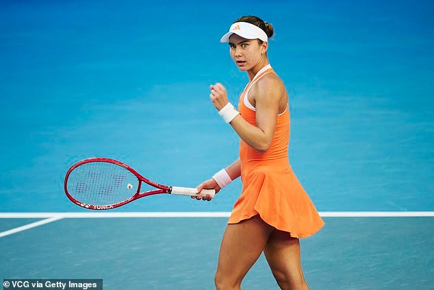 La sensación del tenis adolescente estadounidense de 18 años, Iva Jovic, elimina a la primera cabeza de serie y consigue la mayor victoria de su carrera en el Abierto de Australia.