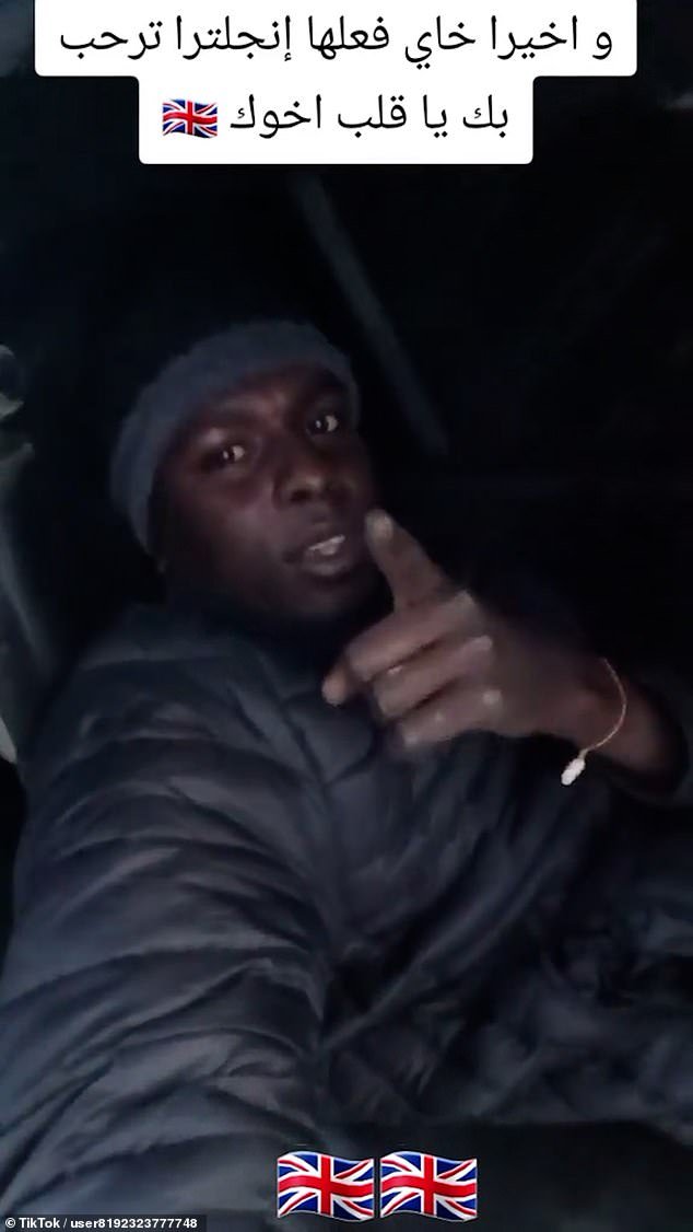 Un migrante se jacta de colarse en el Reino Unido desde el fondo de un camión en movimiento: un solicitante de asilo en TikTok se filma aferrándose al eje de un camión con la cabeza a solo PULGADAS de la carretera
