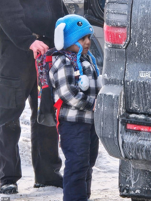 El niño de 5 años filmado siendo secuestrado en una carretera ICE en Minnesota está ahora a MIL millas de casa… mientras la familia rechaza la afirmación de JD Vance de que su padre lo abandonó.