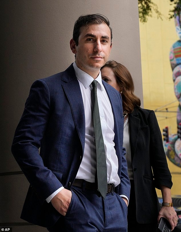 Una doctora de Texas que realiza cirugías transgénero en niños acusó falsamente a su colega de violación después de que descubrió sucesos inquietantes en el hospital, dice la demanda.