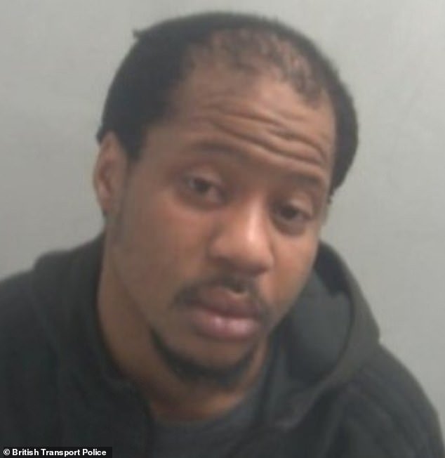 Un hombre de 27 años que encerró a una mujer en el baño de un tren y la agredió sexualmente antes de exponerse y atacar a una chica de 17 años ha sido encarcelado