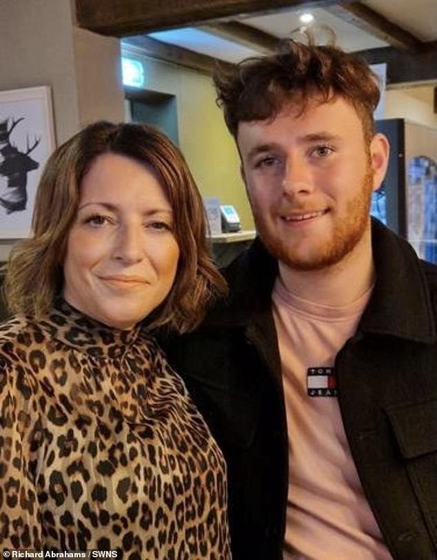 El futbolista amateur de 20 años que murió a causa de un virus carnívoro podría haber sobrevivido si los paramédicos lo hubieran llevado al hospital, dictaminó el forense.