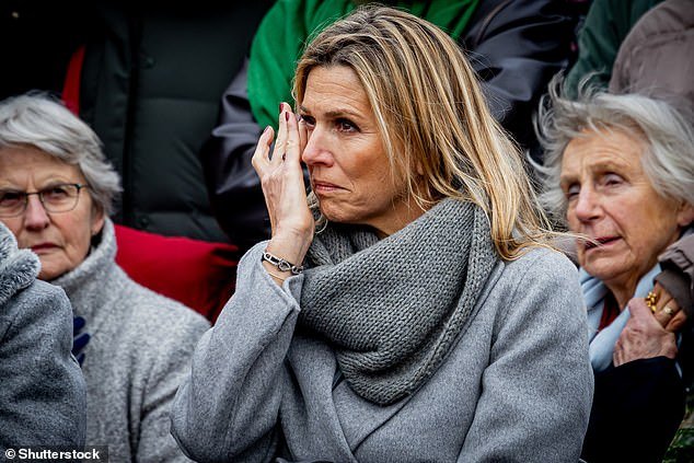 La reina Máxima de Holanda lucha por contener las lágrimas mientras su hija, la princesa Amalia, de 22 años, completa su entrenamiento militar.