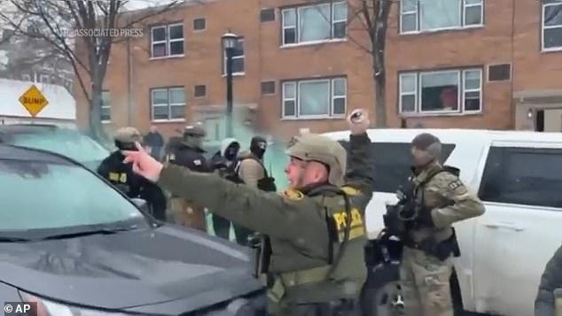 El jefe de Aduanas y Protección Fronteriza fue visto arrojando botes de gas a manifestantes contra ICE en Minneapolis.