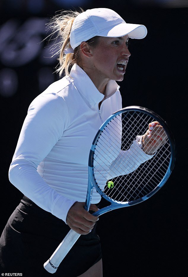 La estrella del tenis Yulia Putintseva critica al público “irrespetuoso” del Abierto de Australia y hace TWERKS en la cancha después de llegar a la cuarta ronda.