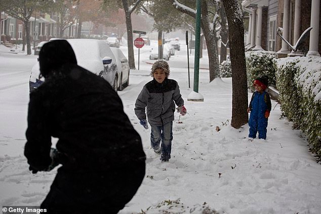 La NBA y los deportes universitarios se ven sumidos en el caos cuando una histórica tormenta invernal azota Estados Unidos