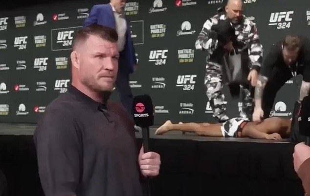 El locutor de UFC hace un comentario brutal justo antes del horrible colapso del luchador en el escenario.