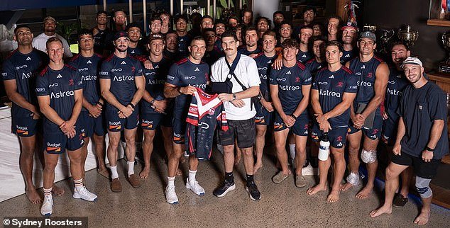 El club NRL rinde homenaje a un oficial de policía que fue aclamado como un HÉROE después de recibir un disparo en el ataque terrorista de Bondi en diciembre.