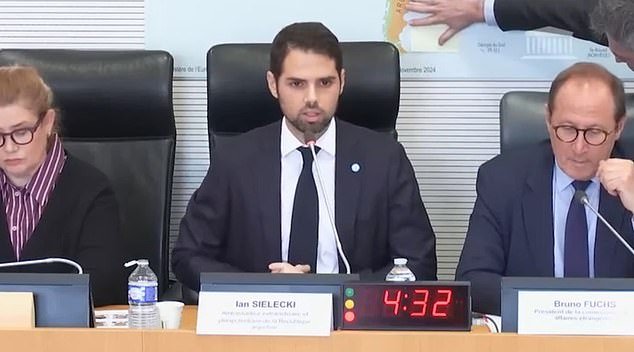 El embajador argentino se niega a hablar frente a un mapa que marca las Islas Malvinas como británicas, antes de que el funcionario lo cubra con una nota Post-it.