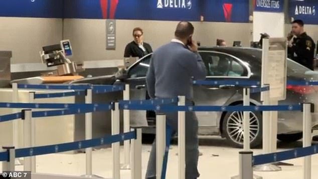 Caos en el aeropuerto de Detroit cuando un automóvil se estrella DENTRO de la terminal y la policía se lleva al sospechoso que grita