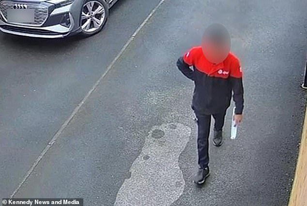 Actualmente, el atrevido conductor de DPD afirma que está entregando un iPhone valorado en £1200, pero en lugar de eso se lo queda y es despedido después de que un cliente indignado habla.