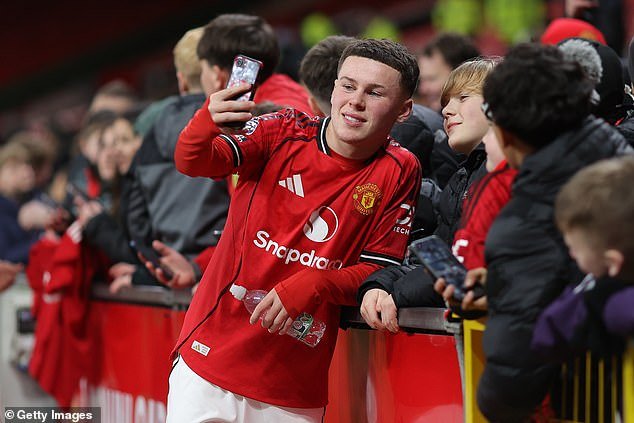 Dentro de la irrupción de Kai Rooney como jugador en Old Trafford: por qué le dijo a Wayne que dejara de venir a los partidos, sus pies ‘anchos’, su traslado al Manchester City -y de regreso-, aprender español… ¡y una dieta como la de su padre!
