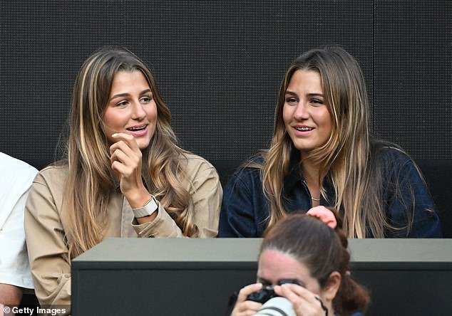 Las hermanas gemelas, rara vez vistas, están atrapadas en la acción del tenis del Abierto de Australia, ¡con un padre MUY famoso! Entonces, ¿puedes adivinar quién es su legendario padre?