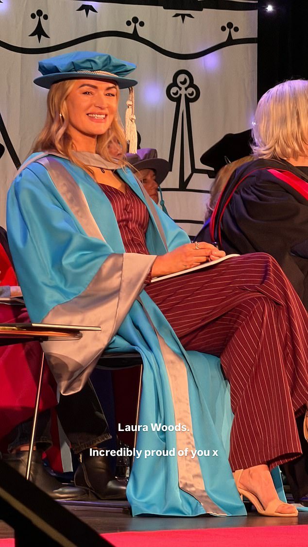 La emotiva Laura Woods sonríe al recibir un doctorado honorario de su antigua universidad, 18 años después de graduarse frente a su prometido Adam Collard.