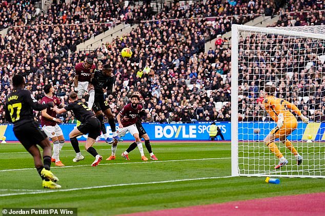 Los fanáticos del West Ham que protestaban PERDIERON su brillante primer gol en un boicot masivo contra Karren Brady y David Sullivan.