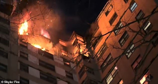 Al menos una muerte y más de una docena de hospitalizaciones en un horroroso incendio en un bloque de apartamentos