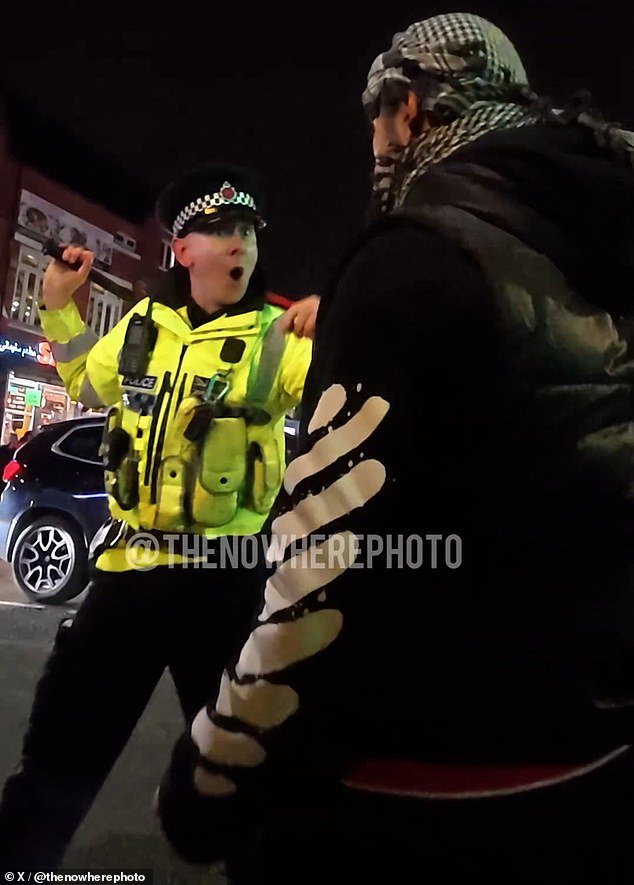 Un hombre es apuñalado mientras coches y tiendas son destruidos mientras las facciones kurda y siria luchan en las calles británicas.