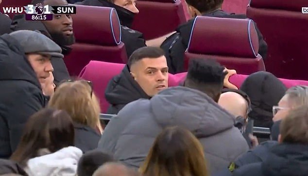 Granit Xhaka se mete en una acalorada discusión con los aficionados del West Ham detrás del banquillo (¡cuando ni siquiera está jugando!)