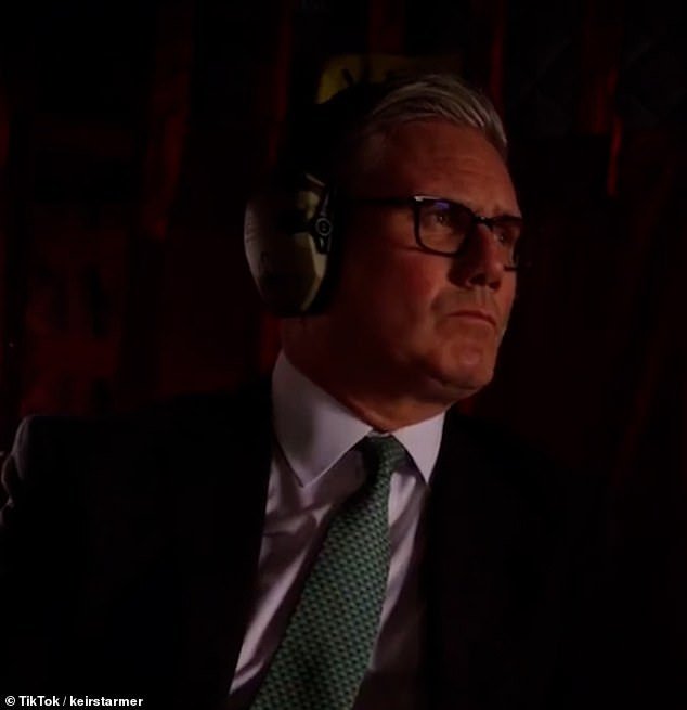 Keir Starmer publica un video de Top Gun en TikTok de él en portaaviones, mirando submarinos y caminando en cámara lenta mientras las fuerzas armadas británicas enfrentan una crisis financiera.