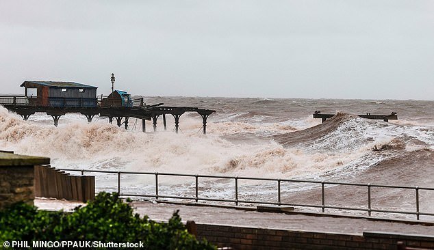 ¿Fin del espectáculo del muelle? La estructura en Devon está siendo golpeada por las olas mientras el país se ve afectado por 150 advertencias y advertencias de inundaciones, con la advertencia meteorológica amarilla vigente hasta el martes.