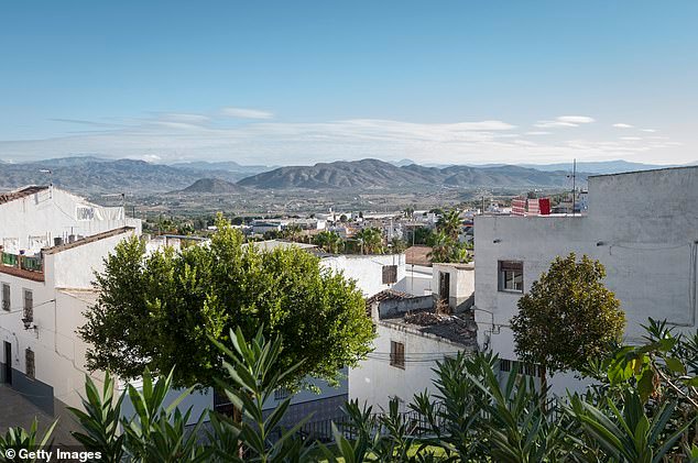 Una madre británica de 33 años es asesinada en España cuando la policía encuentra un cuchillo de cocina en el lugar y arresta a un hombre.