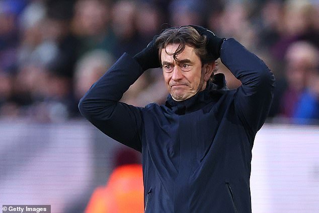 Burnley 2-2 Tottenham: Cristian Romero puede haber salvado los sonrojos de Thomas Frank, pero eso hizo poco para convencer a su asustada base de fanáticos de que todavía es el hombre adecuado para el trabajo, escribe IAN LADYMAN