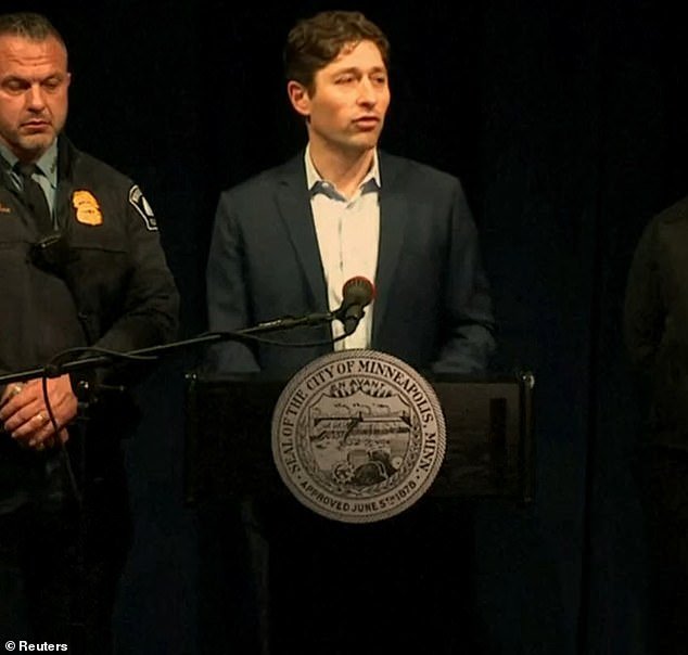 El alcalde de Minneapolis desafía a Donald Trump mientras se dirige al presidente inmediatamente después del tiroteo contra un hombre