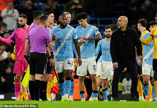 El sarcástico Pep Guardiola apunta a Howard Webb y critica al árbitro tras debutar en la Premier League en la victoria sobre los Wolves: “Ahora todos lo conocerán”