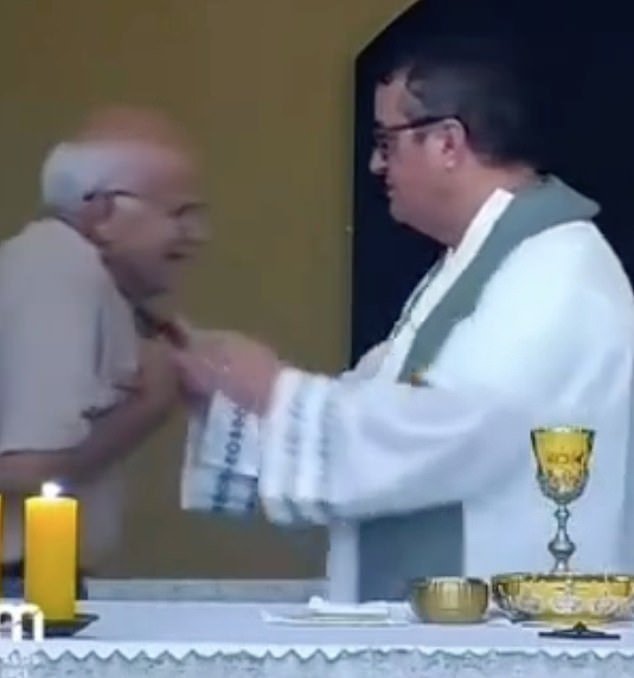 Un momento lleno de lágrimas: un anciano feligrese interrumpe al sacerdote que administra la Sagrada Comunión después de enterarse de que su nieto de 20 años ha muerto