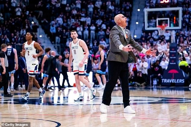 La resistente Universidad de Connecticut se defiende del duro ataque de Villanova en tiempo extra para continuar su racha invicta en el Gran Este