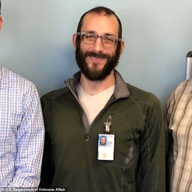 Están surgiendo nuevos ángulos sobre el tiroteo mortal en Minneapolis, que muestra a la víctima siendo rociada con gas pimienta después de enfrentarse a los agentes.